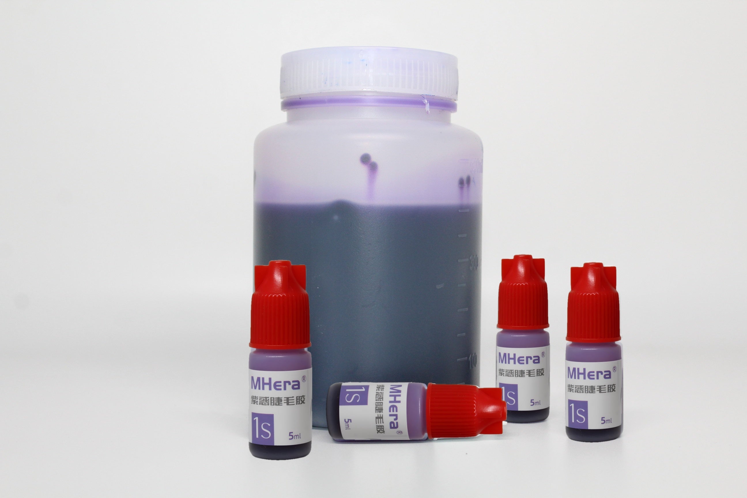 Purple eyelash adhesive cures in 1 second, has a low odor and does not turn white. It has a very good durability of 60 days